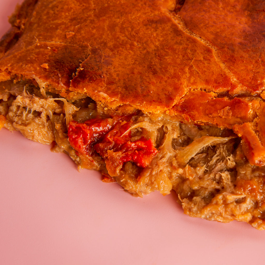 1/2 Empanada gallega de bonito, cebolla y pimiento asado